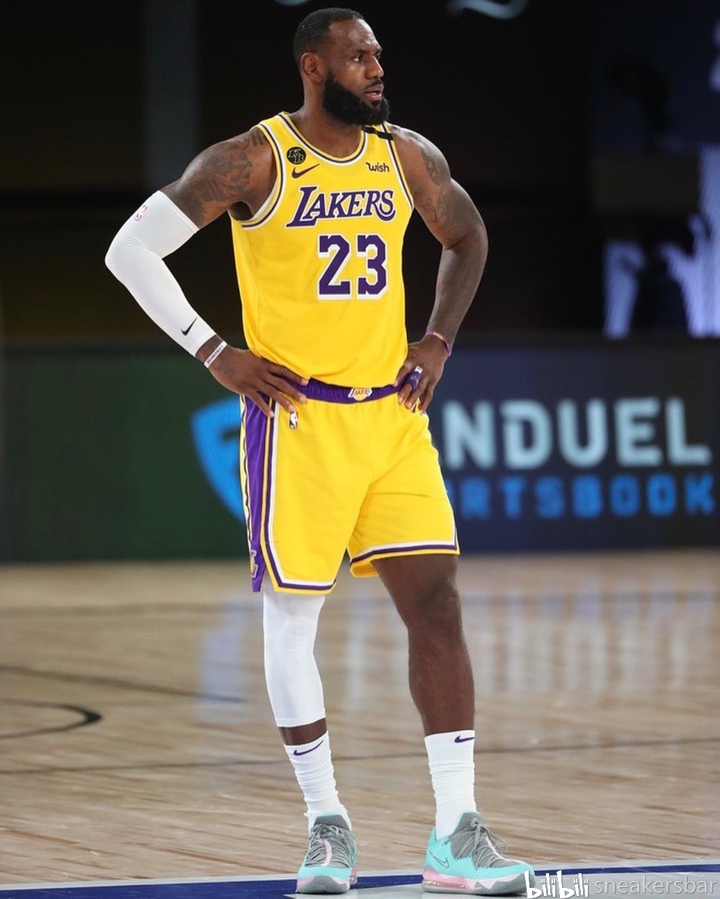 在攻防两端 在攻防两端